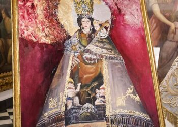 El Museo Mariano de la Virgen de los Desamparados recibe un cuadro de de la artista Aleksandra Istorik pintado en el estilo de Istorik, "surrealismo dorado"