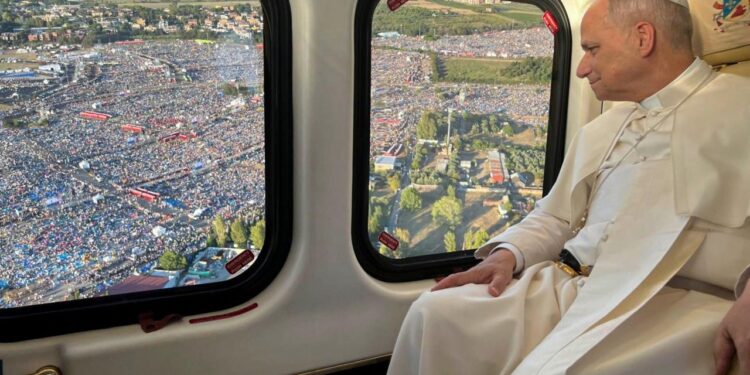 Vigilia en Tor Vergata. Espectacular llegada de León XIV para la Vigilia con los Jóvenes