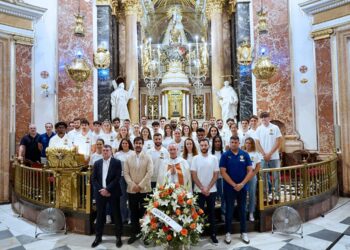 El Valencia CF visita la Basílica de la Virgen ante el inicio de temporada