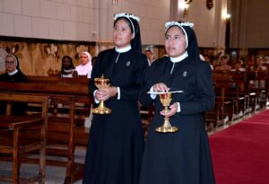 Dos jóvenes profesan en Valencia votos perpetuos como religiosas Madres de Desamparados y San José de la Montaña 2 Votos 1