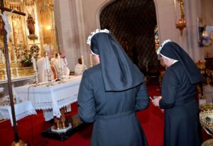 Dos jóvenes profesan en Valencia votos perpetuos como religiosas Madres de Desamparados y San José de la Montaña 3 Votos 3