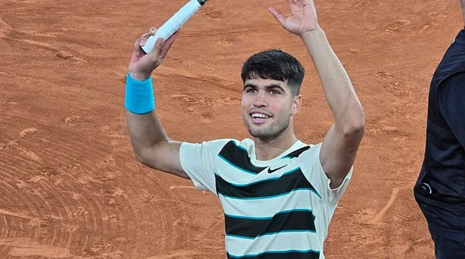Carlos Alcaraz recibe bendición de un sacerdote en Nueva York antes del US Open 2025