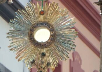 Una mujer salva la hostia consagrada durante un ataque en una capilla de Valencia