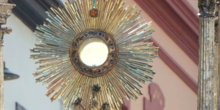 Una mujer salva la hostia consagrada durante un ataque en una capilla de Valencia