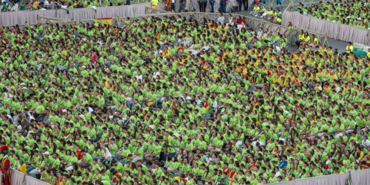 Jóvenes valencianos participan en el Encuentro de españoles en la Plaza de San Pedro de Roma