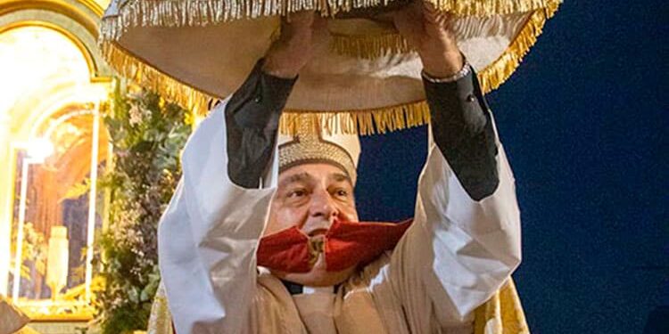 El Arzobispo de Valencia recibe en Utiel la imagen de la Virgen del Remedio, tras la bajada de su santuario