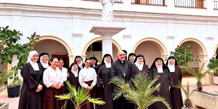 El Arzobispo clausura el 450 aniversario de la fundación de las Carmelitas de Ontinyent con una celebración en el Monasterio de La Purísima Sangre