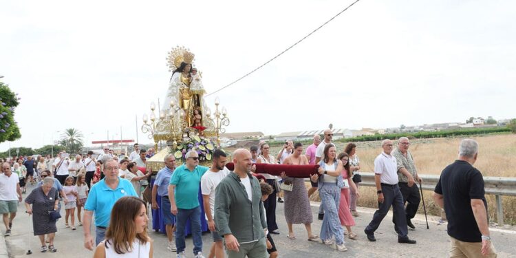 La imagen peregrina de la Virgen de los Desamparados de Valencia visita Poble Nou y Borbotó
