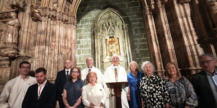 El Obispo de Nazaret (Tierra Santa) visita Valencia y celebra Misa ante el Santo Cáliz de Valencia