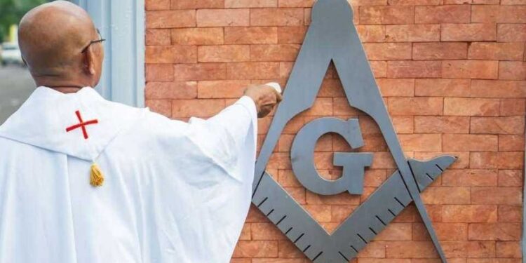 Los Agustinos Descalzos suspenden temporalmente a un religioso que bendijo un símbolo masónico