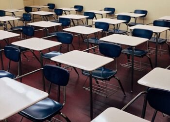 Escuela secundaria de Florida elimina videos semanales que enseñan brujería a estudiantes