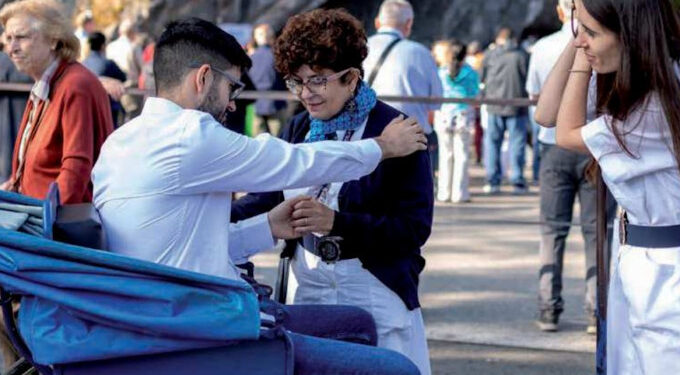 El Santuario de Lourdes renueva sus icónicos carros azules