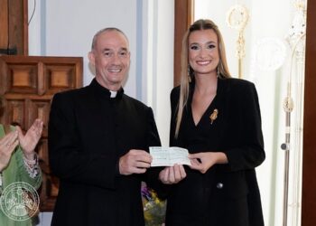 Entrega de las recaudaciones de las Fallas de Valencia en el Besamanos a la Virgen