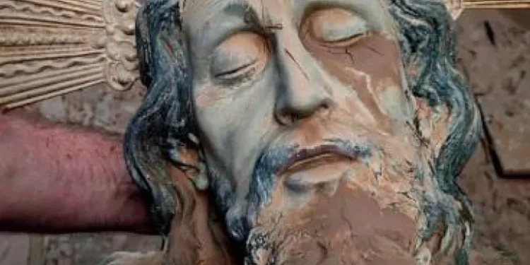 El Cristo embarrado de Paiporta será restaurado pese al deseo inicial de conservarlo como “memorial del sufrimiento”