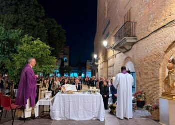 Coronas de flores y toques de campanas, misas, rosarios, momentos de silencio y oración, en las parroquias de la DANA
