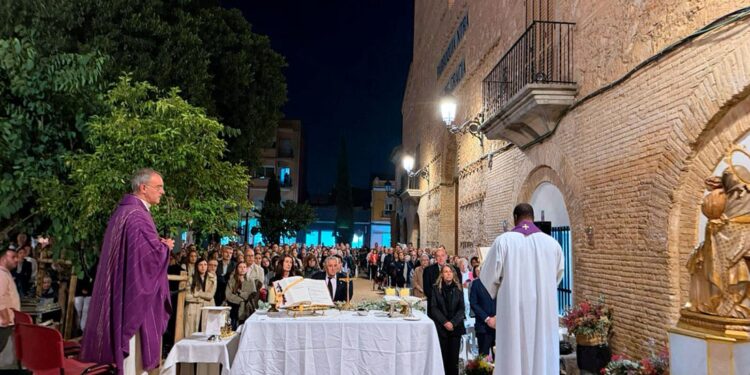 Coronas de flores y toques de campanas, misas, rosarios, momentos de silencio y oración, en las parroquias de la DANA