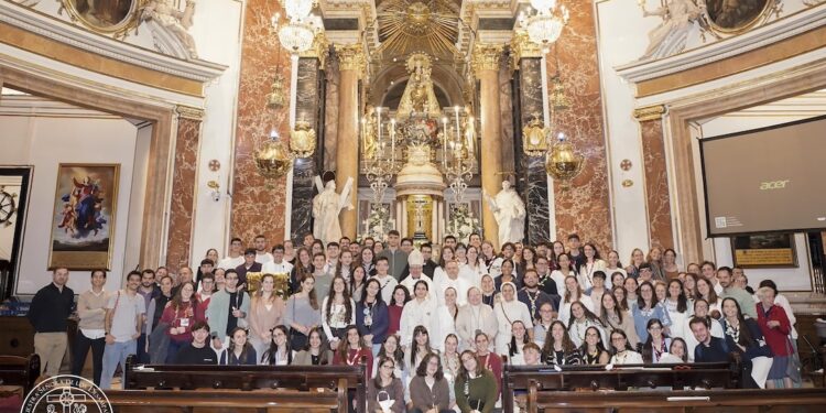 Oración misionera juvenil, en la Basílica de la Virgen en Valencia, con motivo del Domund