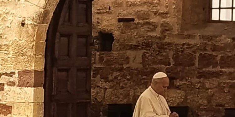 El abrazo de Porziuncola: la oración silenciosa del Papa León XIV