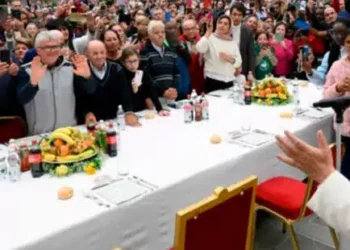 A la mesa con el Papa: donde el hambre se convierte en abrazo 