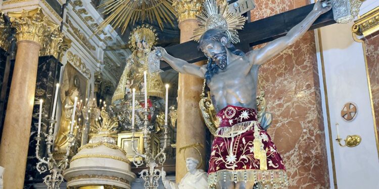 La Basílica de la Virgen recibe al Santísimo Cristo de la Fe de Paterna en el centenario de su coronación