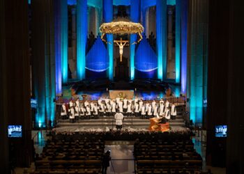 Las voces de tres escolanías europeas llenan la Sagrada Familia con un concierto