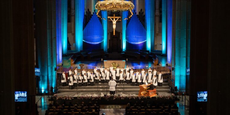 Las voces de tres escolanías europeas llenan la Sagrada Familia con un concierto