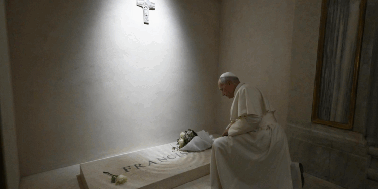 León XIV reza ante la tumba de Francisco en la Basílica Santa María la Mayor