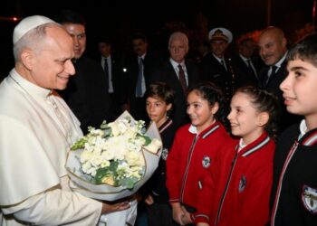 El Papa León XIV cierra su intensa primera jornada en Turquía con un aterrizaje nocturno en Estambul