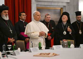 El Papa León XIV reza en silencio en la Mezquita Azul de Estambul en un gesto histórico de diálogo con el islam