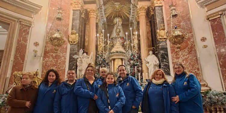 La comisión fallera "Faro Mar" visita el Santo Cáliz de Valencia en su año Jubilar