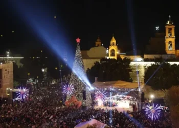 Belén recupera la Navidad tras dos años de luto: miles de cristianos y musulmanes encienden juntos el árbol en la Plaza del Pesebre
