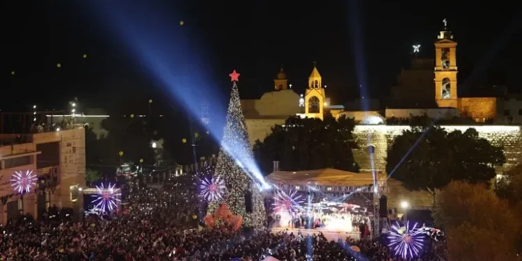 Belén recupera la Navidad tras dos años de luto: miles de cristianos y musulmanes encienden juntos el árbol en la Plaza del Pesebre