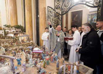 La Basílica de la Virgen de Valencia bendice su Belén, con figuras de más de cien años de antigüedad