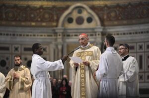 Cardenal Reina cierra la Puerta Santa de San Juan de Letrán y llama a combatir la "ausencia" de fraternidad y esperanza en Roma 2 Cierre Puerta Santa 1