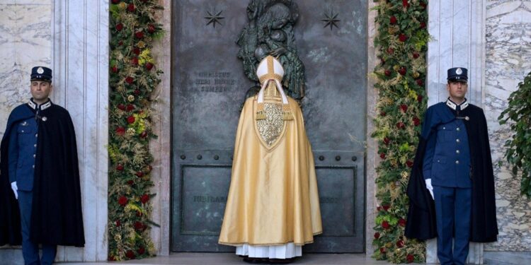 Cardenal Reina cierra la Puerta Santa de San Juan de Letrán y llama a combatir la "ausencia" de fraternidad y esperanza en Roma 1 Cardenal Reina cierra la Puerta Santa de San Juan de Letrán y llama a combatir la "ausencia" de fraternidad y esperanza en Roma