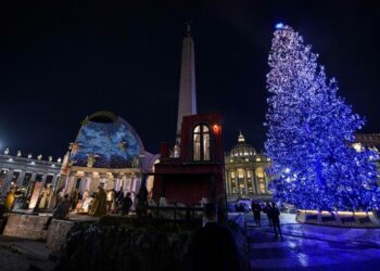 Roma ilumina la Navidad con mensajes del Papa en pantallas gigantes
