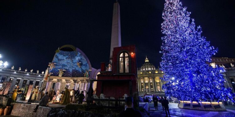 Roma ilumina la Navidad con mensajes del Papa en pantallas gigantes