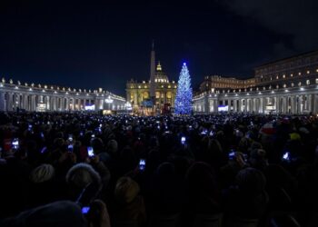 El Vaticano inaugura el belén y el árbol de Navidad en la Plaza de San Pedro