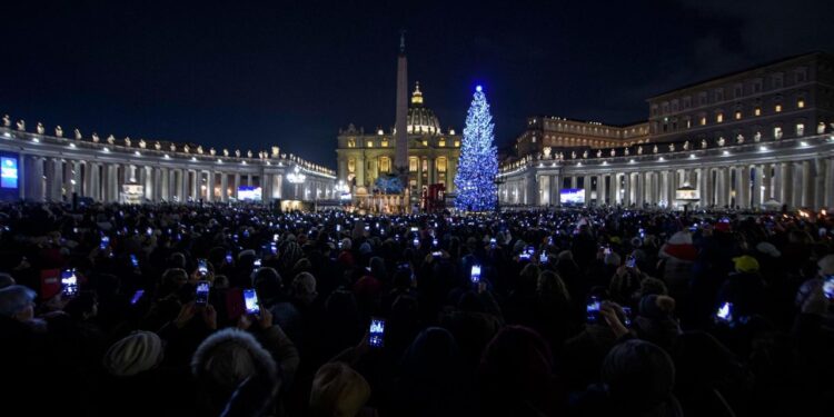 El Vaticano inaugura el belén y el árbol de Navidad en la Plaza de San Pedro
