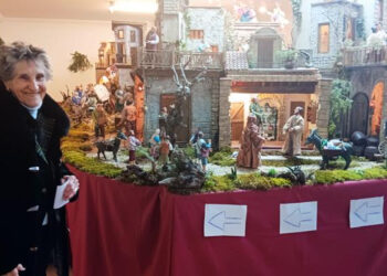 Pilar Tobar, 91 años, sigue montando el belén napolitano de las carmelitas descalzas en Madrid