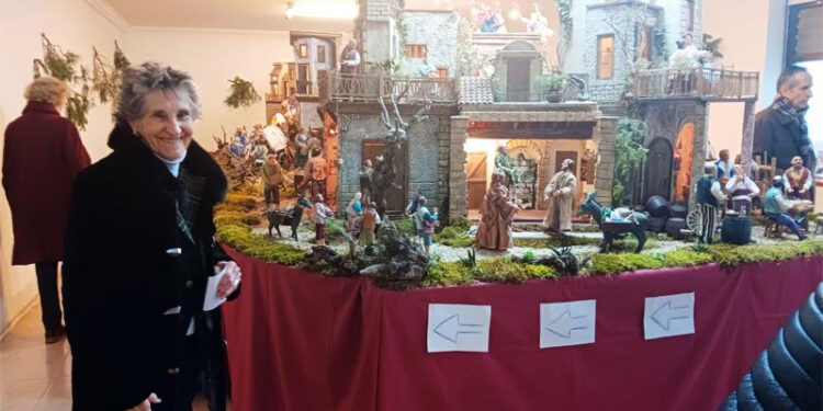 Pilar Tobar, 91 años, sigue montando el belén napolitano de las carmelitas descalzas en Madrid