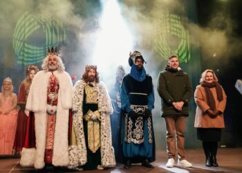 Sus Majestades de Oriente llegaron a Cullera en una Cabalgata llena de color y mágia