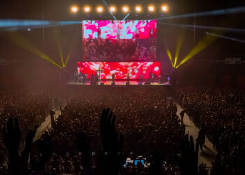 El Movistar Arena se transforma en templo: más de 6.000 personas viven una noche de adoración eucarística multitudinaria