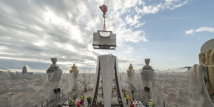 Avances decisivos en la Sagrada Familia: instalados los cuatro brazos horizontales de la cruz de la torre de Jesucristo