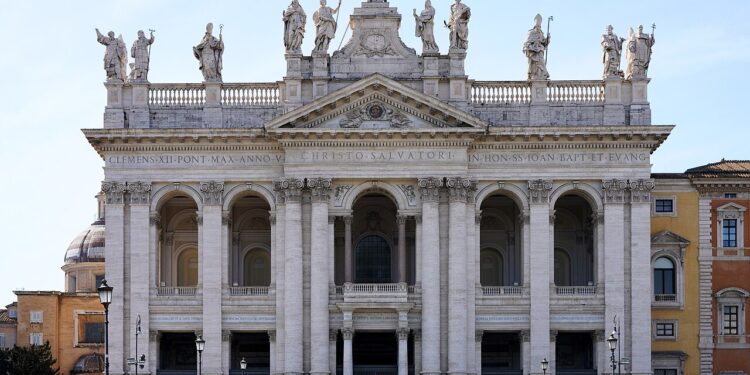 La Basílica de San Giovanni en Laterano se encuentra en la región del Monti y es la catedral de la diócesis de Roma 1 La Basílica de San Giovanni en Laterano se encuentra en la región del Monti y es la catedral de la diócesis de Roma