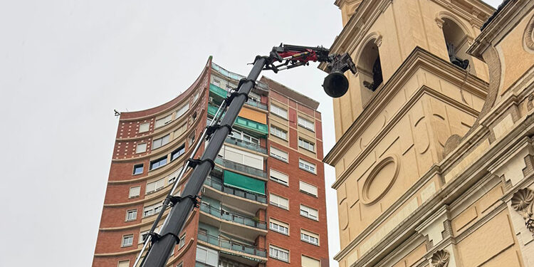 Bajan las campanas de la iglesia de El Salvador y Santa Mónica de Valencia para iniciar un proceso de restauración