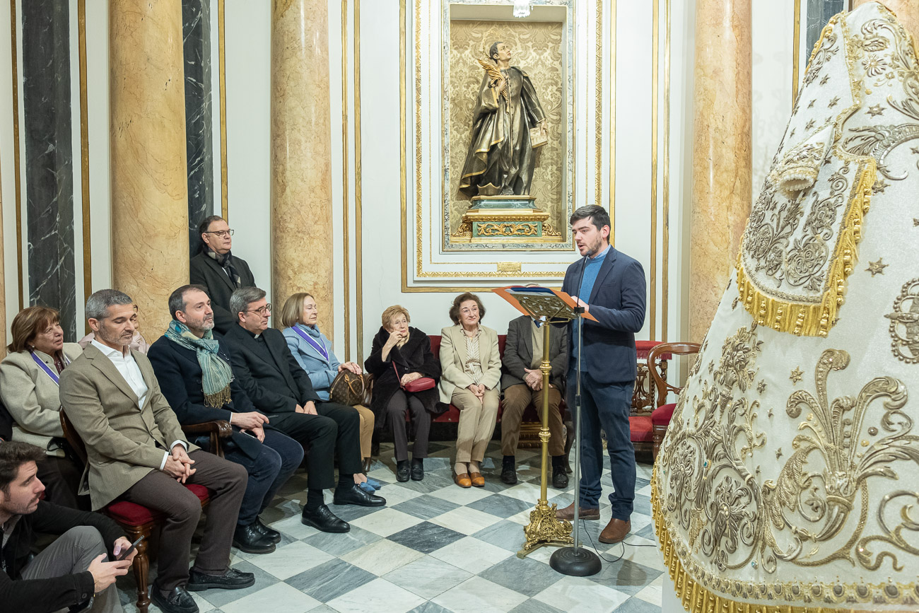 Restauran el manto con el que la imagen de la Virgen de los Desamparados regresó a su Basílica en 1939 3 manto virgen restaurado vgutierrezVLC 20260130 24