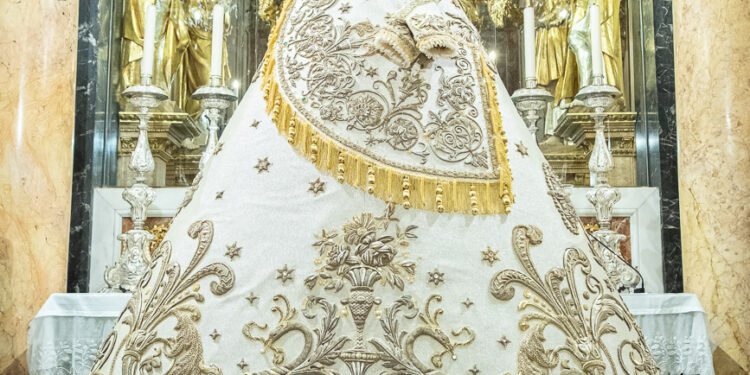 Restauran el manto con el que la imagen de la Virgen de los Desamparados regresó a su Basílica en 1939 1 Restauran el manto con el que la imagen de la Virgen de los Desamparados regresó a su Basílica en 1939