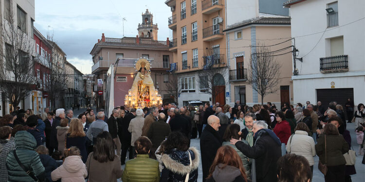 La imagen peregrina de la Virgen de los Desamparados visita la localidad de Benigànim
